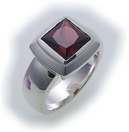 Damen Ring Granat in Silber 925 teilmatt. Granatring Sterlingsilber